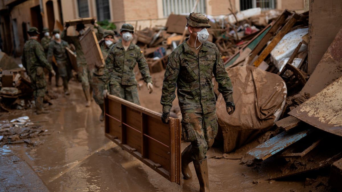 Militares trabajan en la limpieza de una de las zonas afectadas por la DANA, a 8 de noviembre de 2024, en Paiporta, Valencia, Comunidad Valenciana (España)