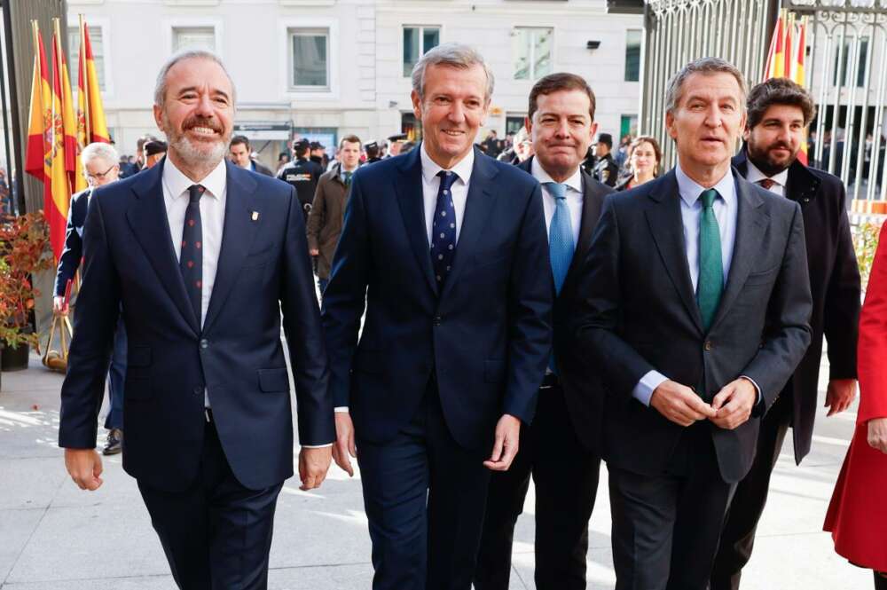 El presidente de la Xunta, Alfonso Rueda, junto al líder del PP, Alberto Núñez Feijóo, y otros presidentes autonómicos del partido en el Congreso, con motivo del Día de la Constitución