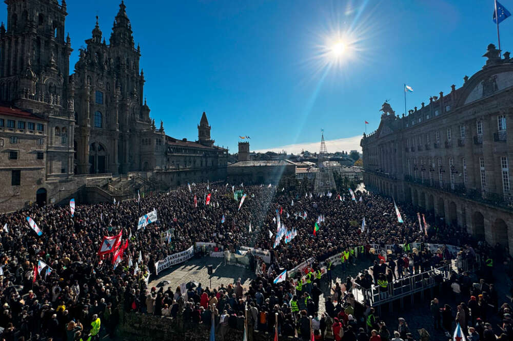 Miles de personas durante una nueva protesta contra la empresa de celulosa Altri