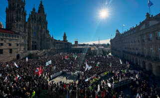 Miles de personas durante una nueva protesta contra la empresa de celulosa Altri