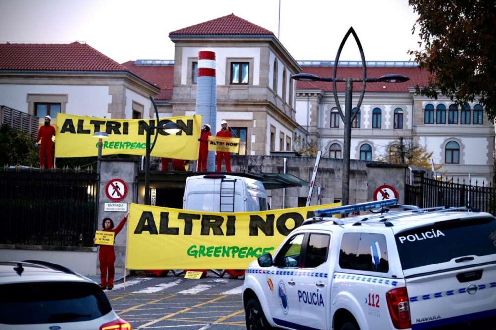 Protesta de activistas de Greenpeace contra Altri ante la sede de la Xunta en San Caetano, Santiago de Compostela / Greenpeace