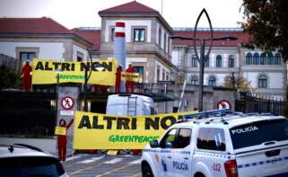 Protesta de activistas de Greenpeace contra Altri ante la sede de la Xunta en San Caetano, Santiago de Compostela / Greenpeace