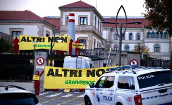 Protesta de activistas de Greenpeace contra Altri ante la sede de la Xunta en San Caetano, Santiago de Compostela / Greenpeace