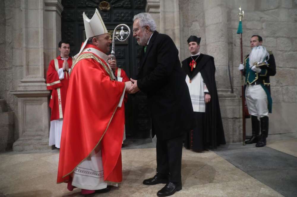 El arzobispo de Santiago, Francisco José Prieto, saluda al delegado regio, Miguel Santalices / Parlamento de Galicia