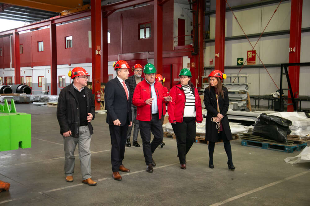 Valentín González Formoso, presidente de la Diputación de A Coruña, y Alejandra Pérez, alcaldesa de Bergondo, visitan las instalaciones de Genesal, acompañados por los directivos del grupo / Deputación da Coruña