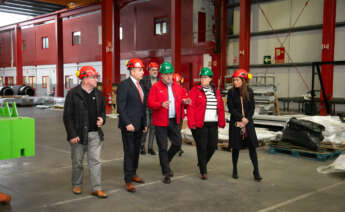 Valentín González Formoso, presidente de la Diputación de A Coruña, y Alejandra Pérez, alcaldesa de Bergondo, visitan las instalaciones de Genesal, acompañados por los directivos del grupo / Deputación da Coruña