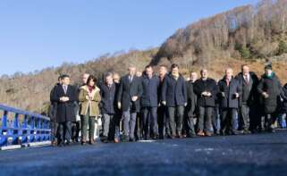 El ministro de Transportes, Óscar Puente, preside la reapertura del viaducto del Castro, acompañado de Alfonso Rueda y Fernández Mañueco