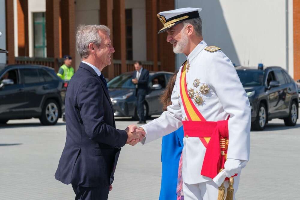 Alfonso Rueda saluda al monarca Felipe VI