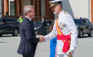 Alfonso Rueda saluda al monarca Felipe VI