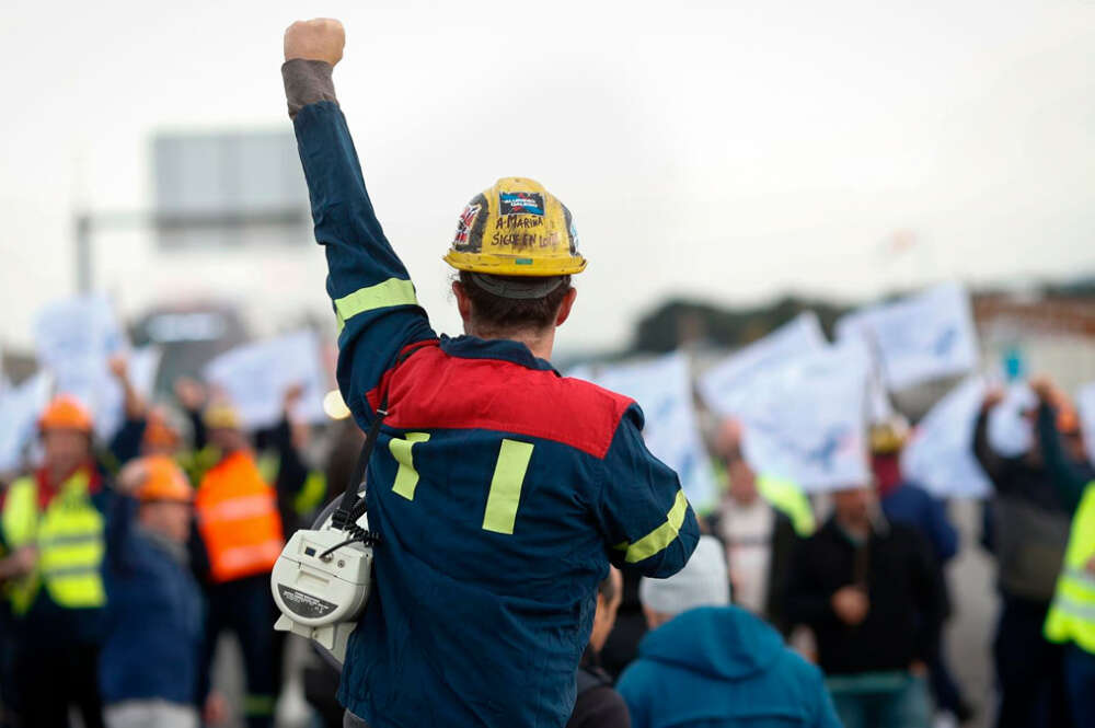 Un hombre durante una protesta de trabajadores de Alcoa, a 23 de noviembre de 2024, en Ribadeo, Lugo, Galicia (España)