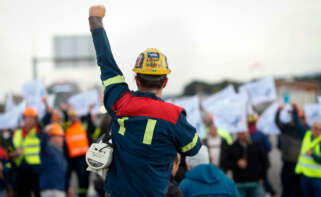 Un hombre durante una protesta de trabajadores de Alcoa, a 23 de noviembre de 2024, en Ribadeo, Lugo, Galicia (España)