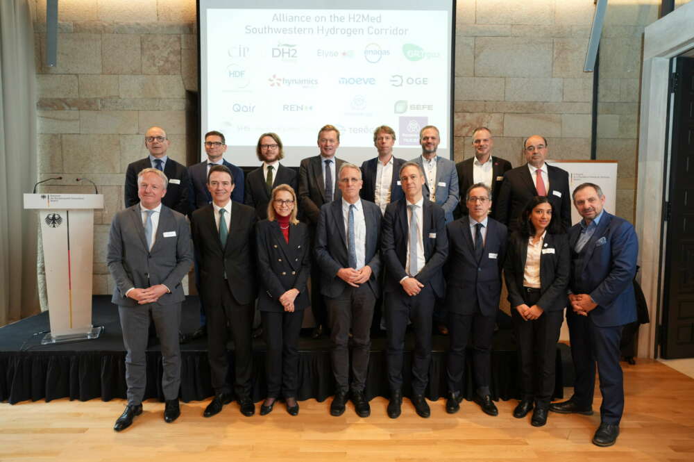 Rodrigo Costa, CEO de REN, y Arturo Gonzalo, de Enagás, ambas empresas participadas por Amancio Ortega, en una foto de familia de la alianza empresarial para impulsar el Corredor de Hidrógeno del suroeste H2med