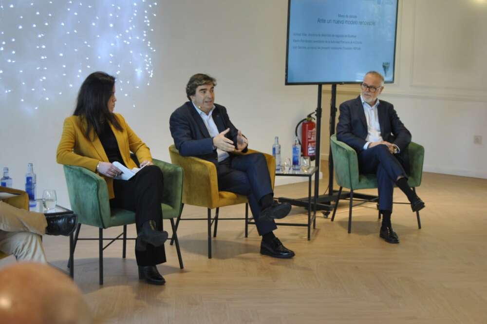 De izquierda a derecha, Ainhoa Villar, responsable de desarrollo de negocio de Bluefloat; Martín Fernández, presidente de la Autoridade Portuaria da Coruña; e Iván Seoane, portavoz del proyecto Valdoeume, dialogan durante el foro 'La energía que viene' organizado por Economía Digital Galicia / Economía Digital Galicia