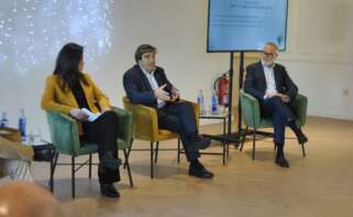 De izquierda a derecha, Ainhoa Villar, responsable de desarrollo de negocio de Bluefloat; Martín Fernández, presidente de la Autoridade Portuaria da Coruña; e Iván Seoane, portavoz del proyecto Valdoeume, dialogan durante el foro 'La energía que viene' organizado por Economía Digital Galicia / Economía Digital Galicia