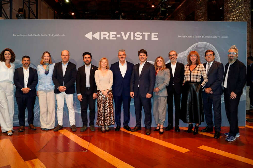 Representantes del Comité de Dirección de RE-VISTE junto a Marta Gómez Palenque, directora general de Calidad y Evaluación Ambiental y Alejandro Dorado, comisionado para la Economía Circular del Ministerio para la Transición Ecológica y el Reto Demográfico