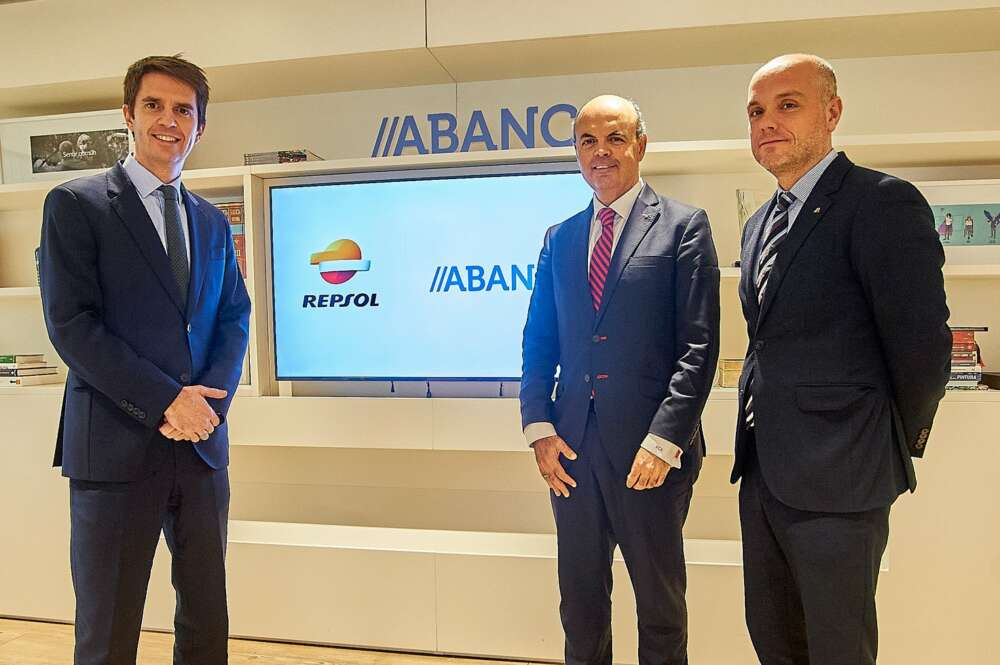 De izquierda a derecha en la imagen, Francisco Montalbán Plaza, director de FFVV B2B y Canal Presencial Multienergía de Repsol, Víctor Casal Antón, director ejecutivo de Banca Corporativa, Empresas y Pymes de ABANCA, y Román Sánchez Gordón, director de Banca Corporativa y Especializada de ABANCA