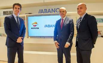 De izquierda a derecha en la imagen, Francisco Montalbán Plaza, director de FFVV B2B y Canal Presencial Multienergía de Repsol, Víctor Casal Antón, director ejecutivo de Banca Corporativa, Empresas y Pymes de ABANCA, y Román Sánchez Gordón, director de Banca Corporativa y Especializada de ABANCA