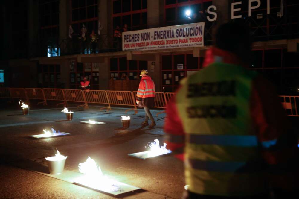 Trabajadores de Alcoa se concentran frente al de Ayuntamiento de Xove / Europa Press