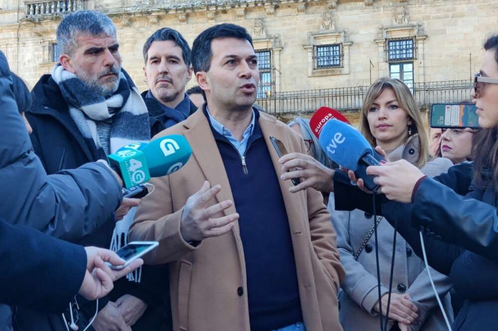 El que fuera secretario xeral del PSdeG entre 2017 y 2021, Gonzalo Caballero, en declaraciones as los medios junto a militantes del partido / PSdeG