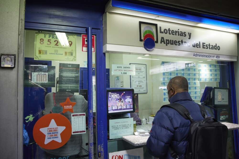 Imagen de archivo de un hombre comprando un boleto para el el sorteo de El Niño / Europa Press