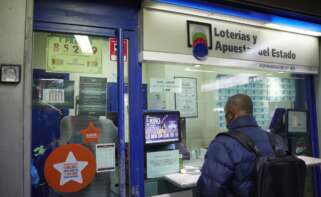 Imagen de archivo de un hombre comprando un boleto para el el sorteo de El Niño / Europa Press