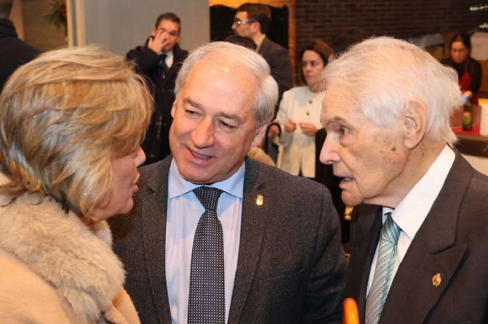 El presidente de la Deputación de Lugo, José Tomé, con el fundador del grupo Aresa, Álvaro Rodríguez Eiras.