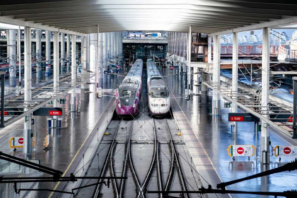 Dos trenes en las vías de la estación de Atocha-Almudena Grandes, en una foto de archivo.