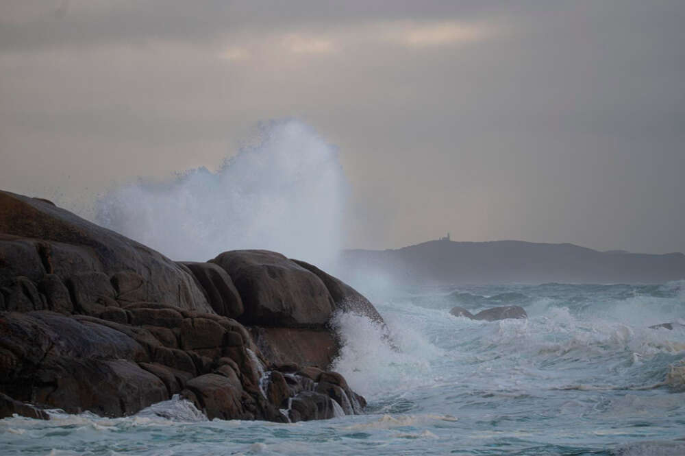 El mar con olas por el temporal en O Grove, Pontevedra.