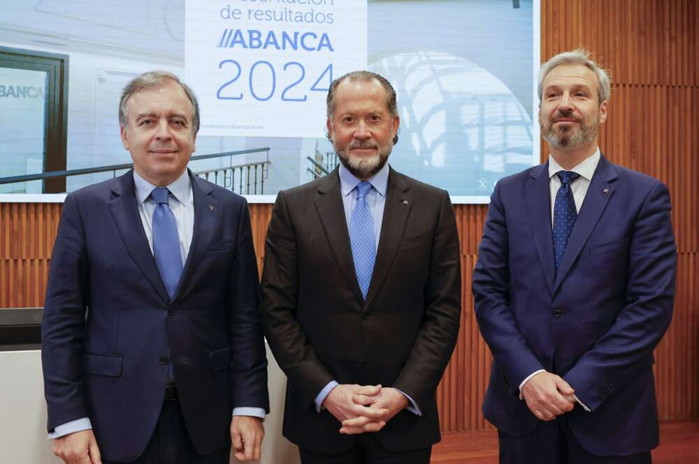 De izquierda a derecha, Francisco Botas, CEO de Abanca; el presidente de la entidad financiera, Juan Carlos Escotet; y el director financiero, Alberto de Francisco / Abanca