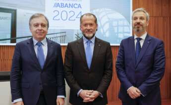 De izquierda a derecha, Francisco Botas, CEO de Abanca; el presidente de la entidad financiera, Juan Carlos Escotet; y el director financiero, Alberto de Francisco / Abanca