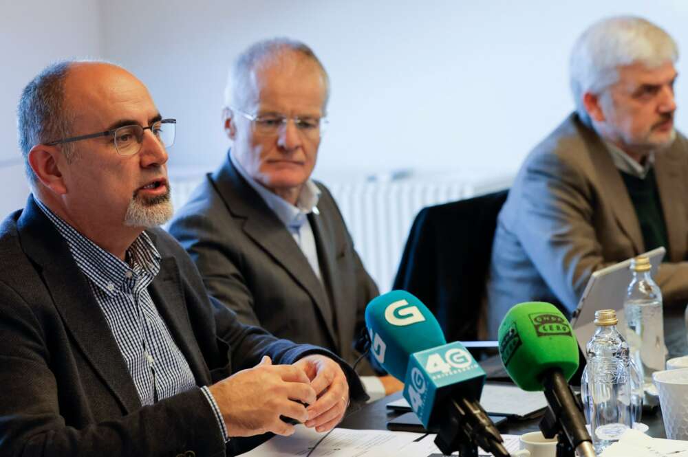 De izquierda a derecha, Melchor Fernández, catedrático del área de Fundamentos da Análise Económica da USC; Pedro Veiga, director xeral de Planificación Estratéxica e PMO de Abanca; y Manuel Fernández, profesor titular del área de Fundamentos da Análise Económica da USC / EDG