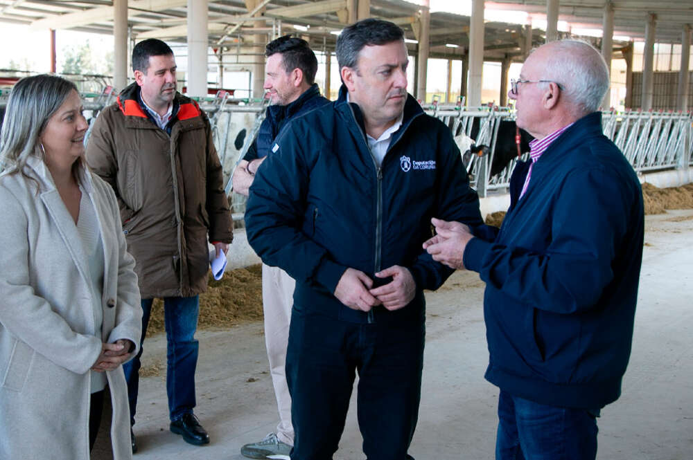 Valentín González Formoso y Cristina Capelán visitan una granja Ramos Alvite en Santa María de Maroñas