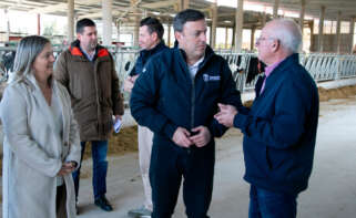 Valentín González Formoso y Cristina Capelán visitan una granja Ramos Alvite en Santa María de Maroñas