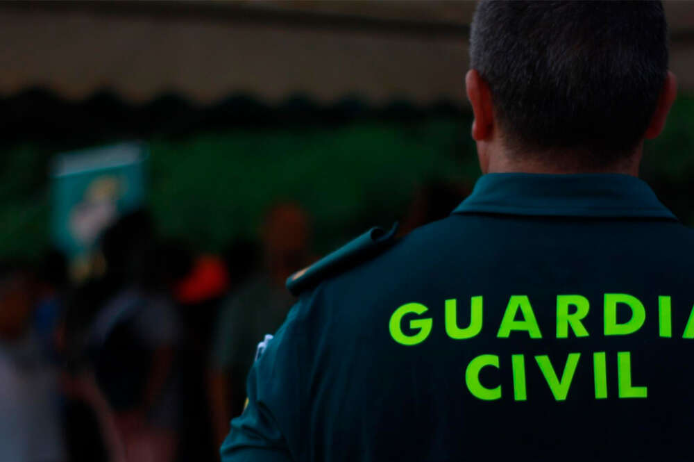 guardia civil de espaldas