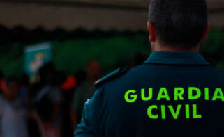 guardia civil de espaldas