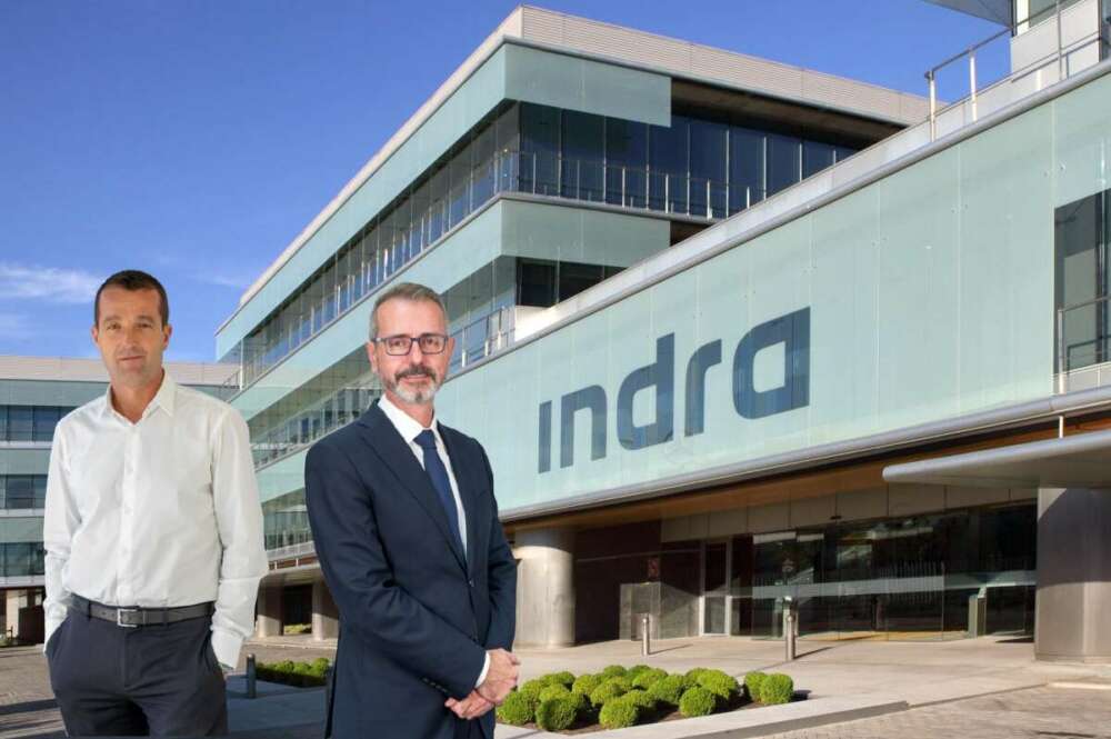 Ángel Escribano y Marc Murtra en un montaje fotográfico con la sede de Indra al fondo