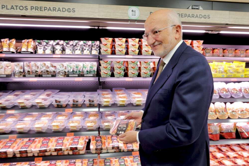 Juan Roig muestra los productos de la sección de platos preparados de Mercadona frente al lineal del supermercado