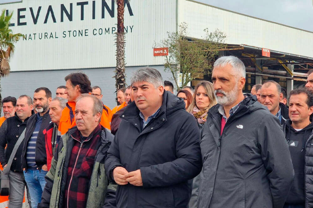 Concetración de trabajadores de Levantina frente a las instalaciones de la planta en O Porriño por el cierre de la planta