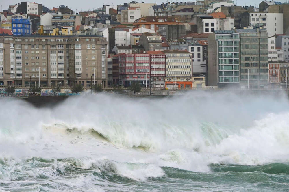 Vistas del mar picado con edificios al fondo en A Coruña