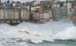 Vistas del mar picado con edificios al fondo en A Coruña