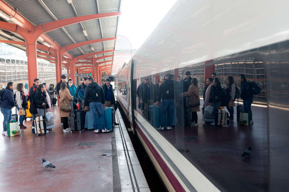 Viajeros en la estación de Chamartín-Clara Campoamor, a 2 de enero de 2025, en Madrid (España)