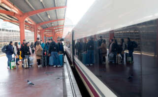 Viajeros en la estación de Chamartín-Clara Campoamor, a 2 de enero de 2025, en Madrid (España)