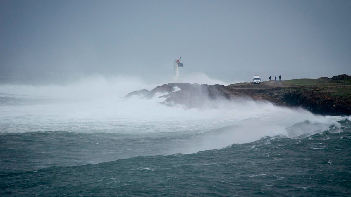 Mar embravecido en la costa de Ribadeo