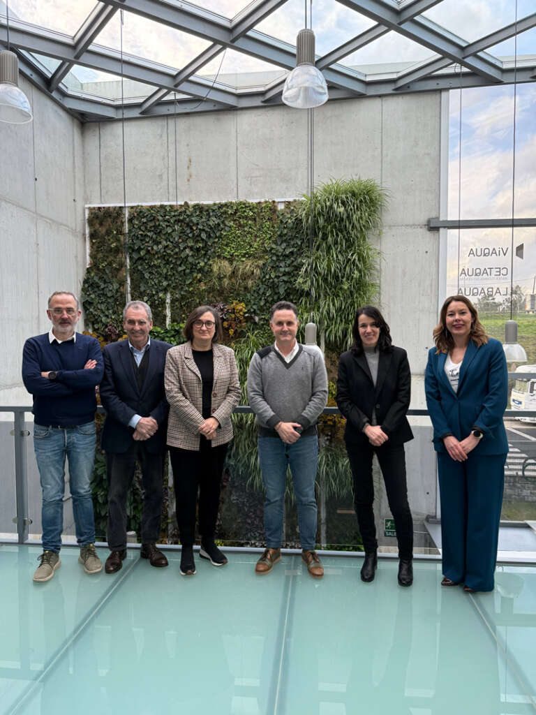 Foto de familia de la firma del convenio entre Viaqua y Cruz Roja