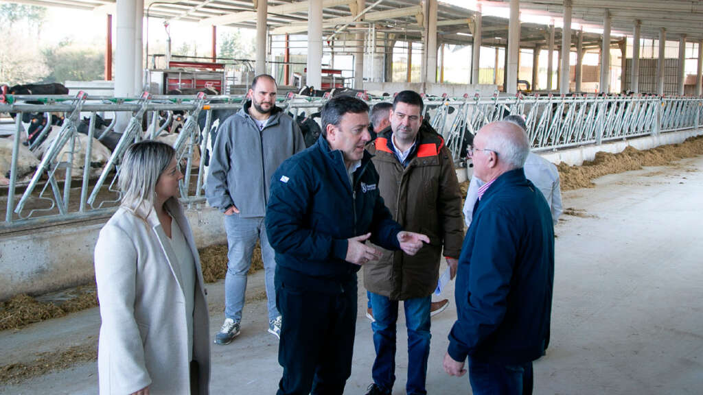 Visita del presidente de la Deputación da Coruña, Valentín González Formoso, y la diputada Cristina Capelán a la granja Ramos Alvite en Santa María de Maroñas (Mazaricos)