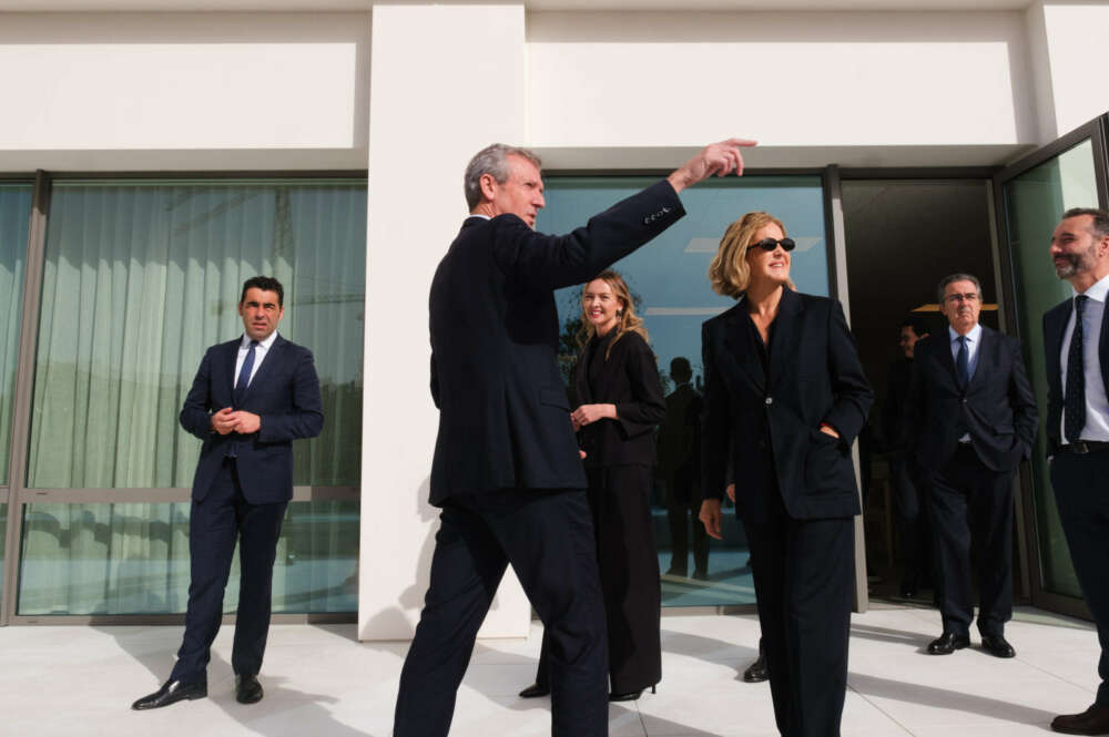 Alfonso Rueda, presidente de la Xunta, y Fabiola García, conselleira de Política Social, junto a Flora Pérez Marcote, José Arnau y Roberto Cibeira / Xunta