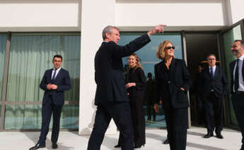 Alfonso Rueda, presidente de la Xunta, y Fabiola García, conselleira de Política Social, junto a Flora Pérez Marcote, José Arnau y Roberto Cibeira / Xunta