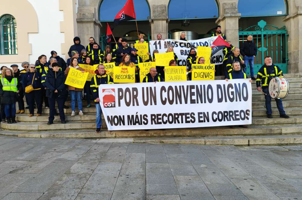 Imagen de la protesta de los trabajadores de Correos frente a la oficina principal de Ferrol / CGT A Coruña