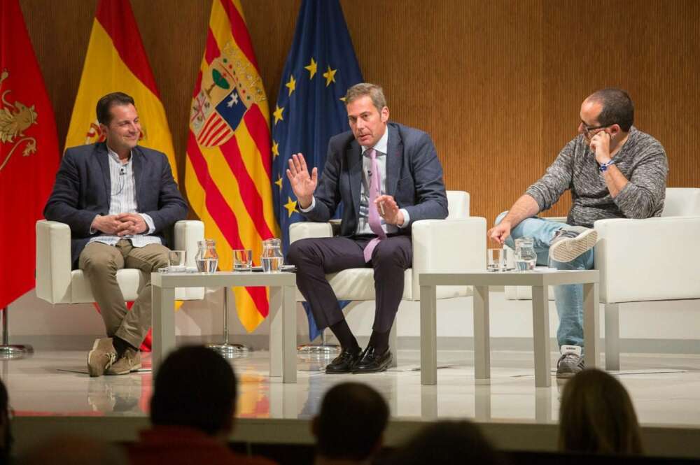 Jaime Castiñeira, en el centro de la imagen. durante una charla en Zaragoza para explicar el modelo de negocio de Emalcsa / Emalcsa