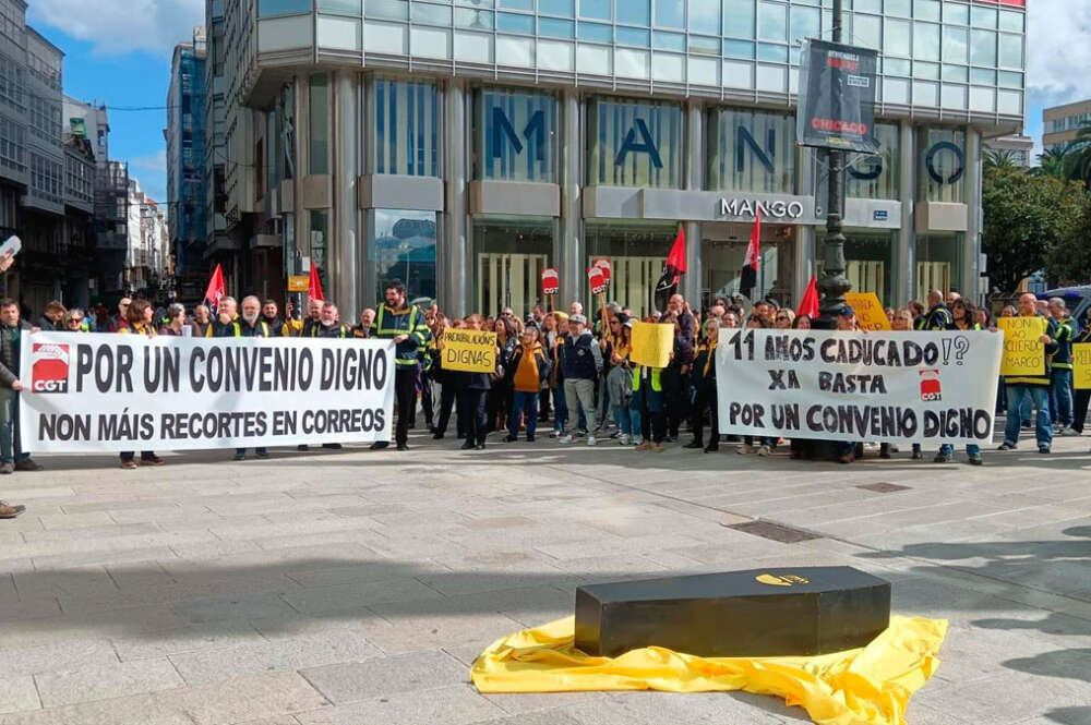 Trabajadores y trabajadoras de Correos, concentrados en la zona Obelisco de A Coruña